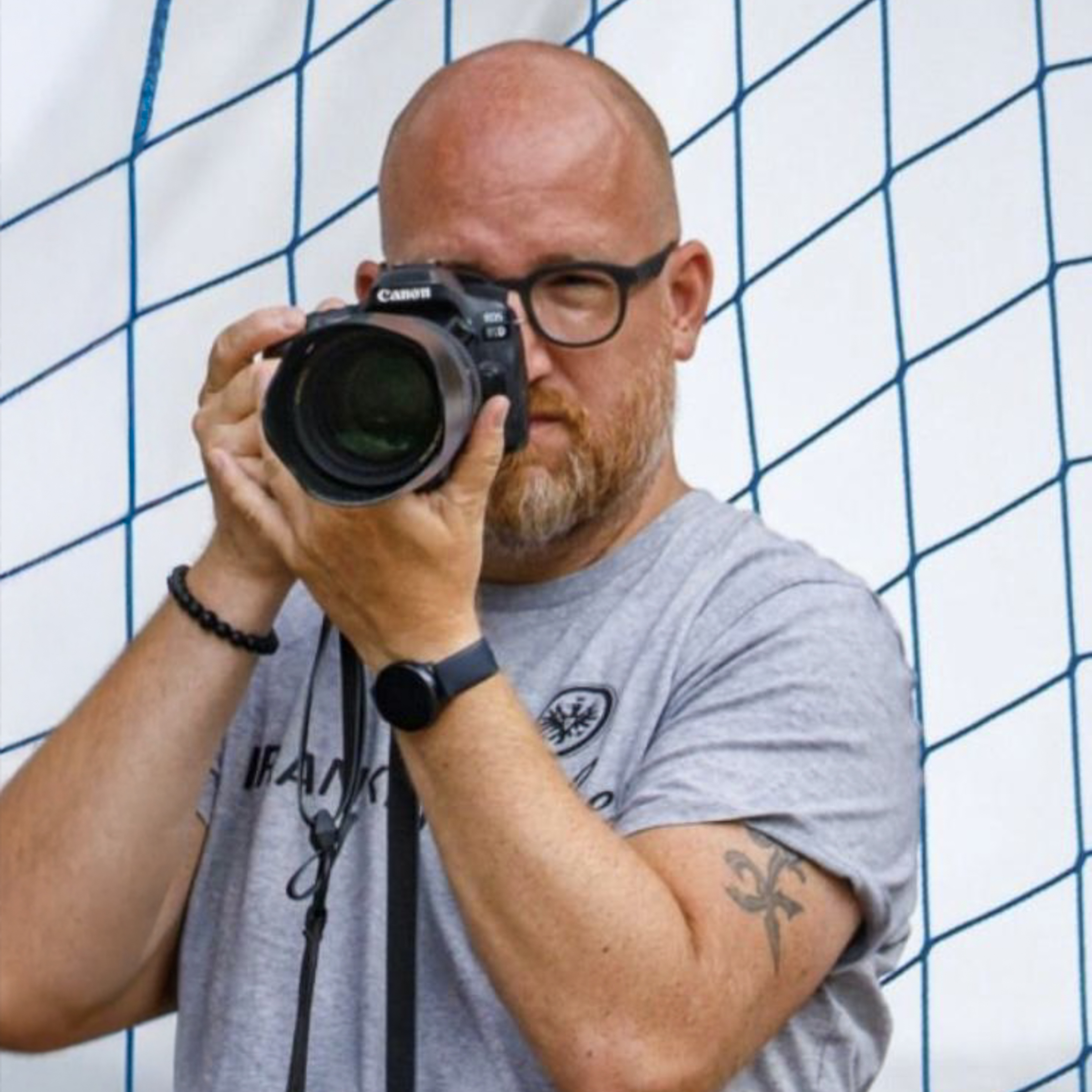 Jochen Korn mit Kamera am Sportplatz